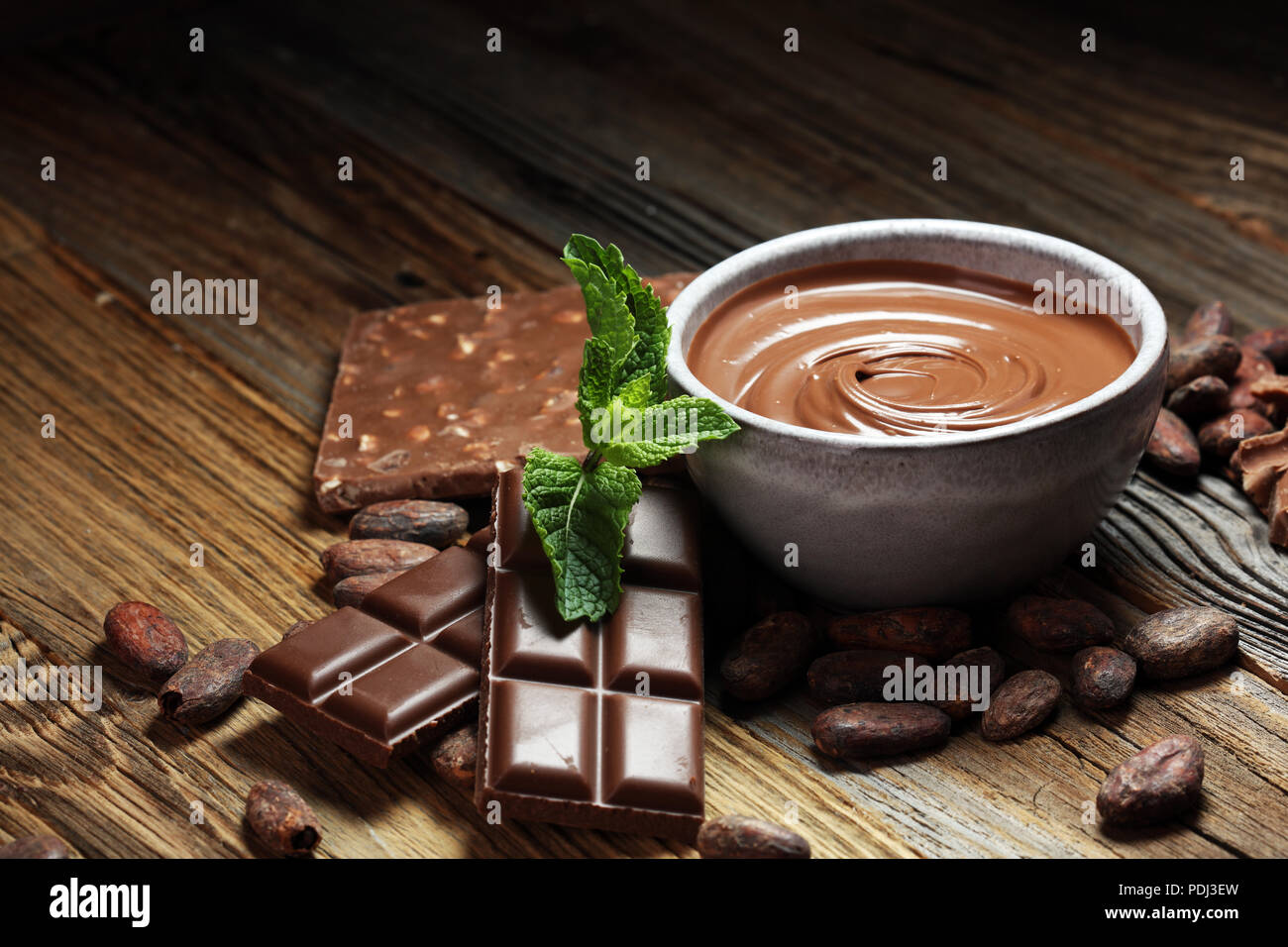 La fonte du chocolat ou du chocolat fondu avec un tourbillon de chocolat. De nombreux pile et chips de poudre Banque D'Images