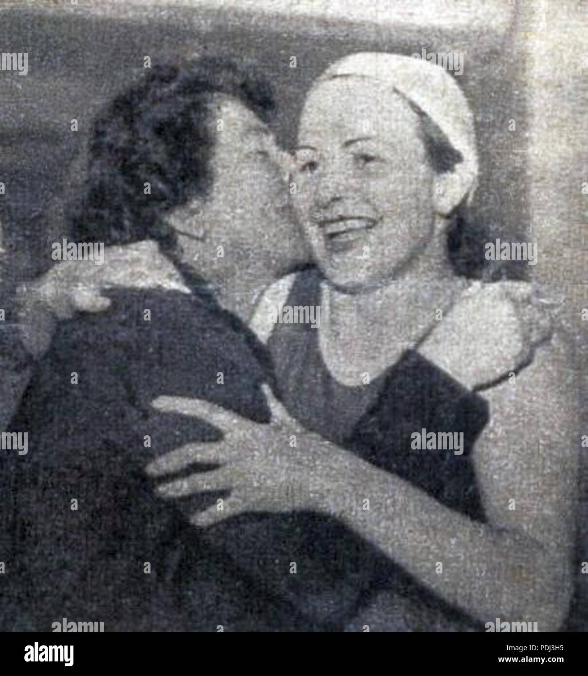 349 Suzanne Berlioux embrassant sa fille Monique à Neptuna en avril 1943, après son record de France du 100 m dos Banque D'Images