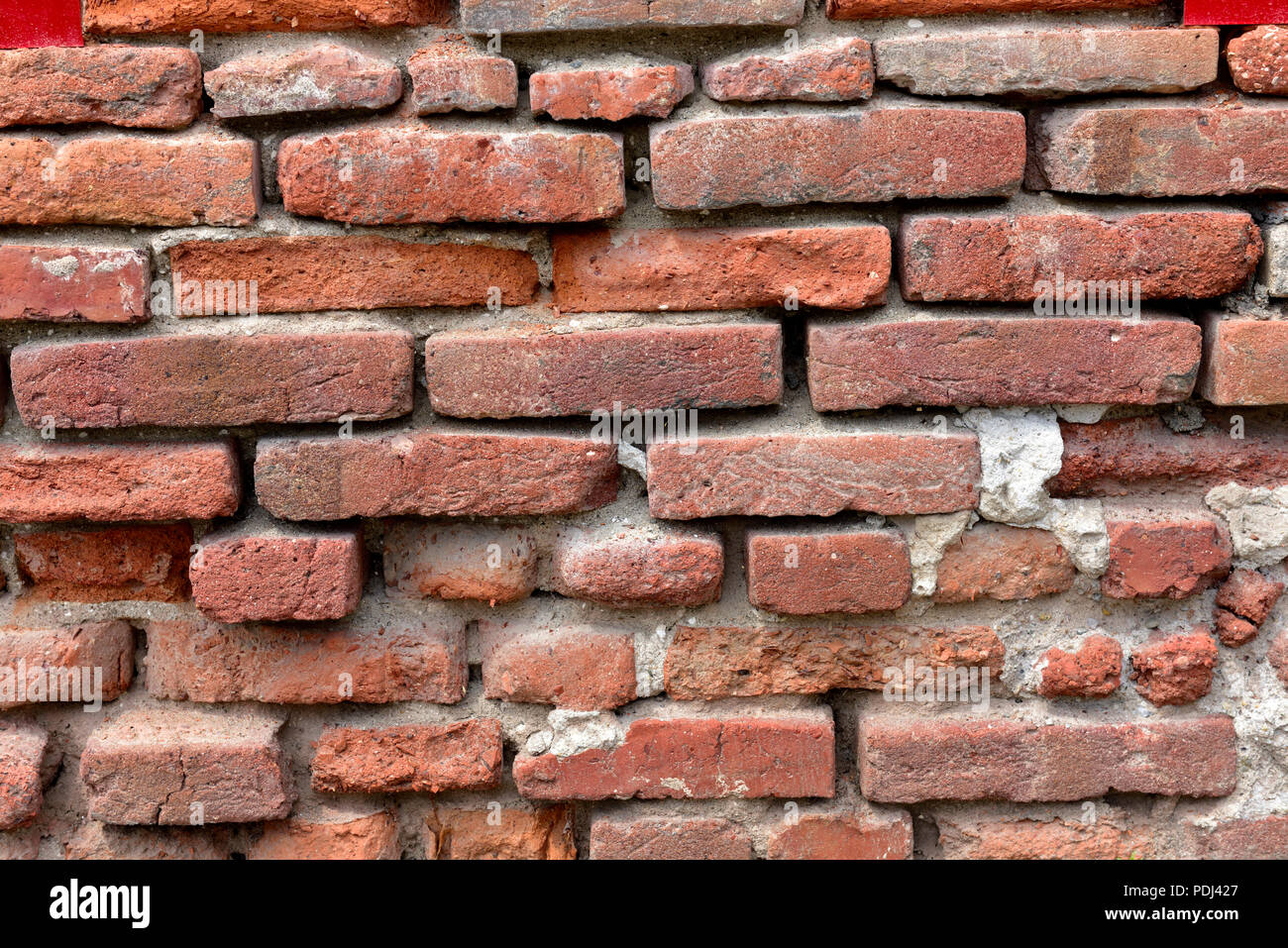 Vieux mur de briques rouges usés Banque D'Images