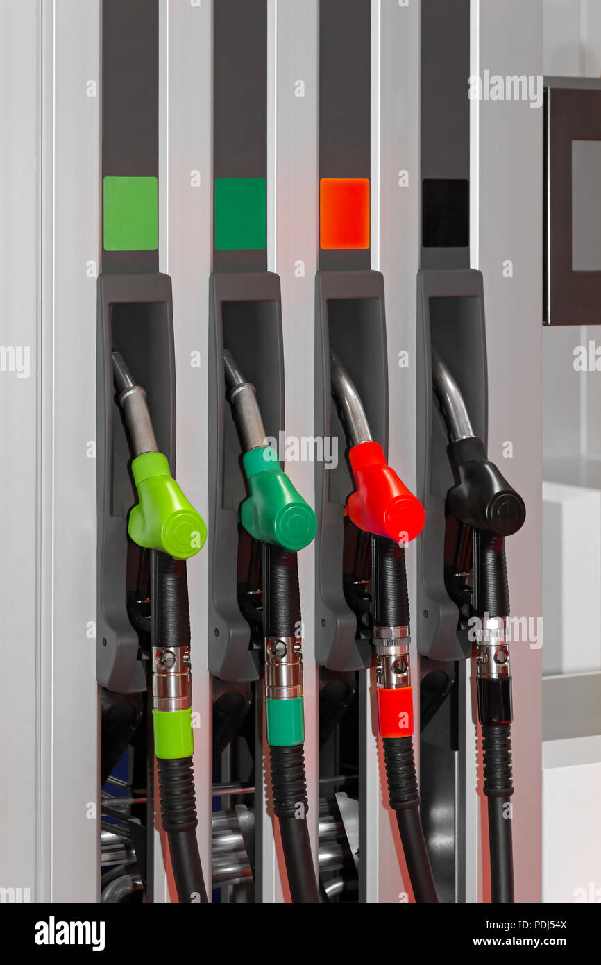 Un code de couleur les injecteurs de carburant à la station essence Banque D'Images