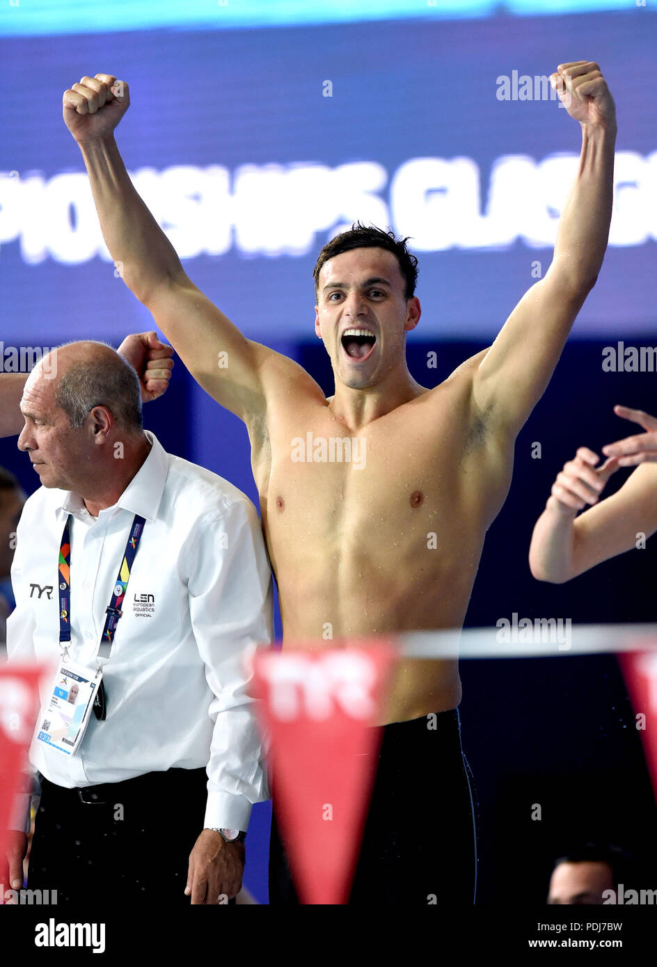 La société britannique James Guy célèbre après que son équipe gagne le Men's 4 x 100 m relais quatre nages pendant huit jour final du championnat d'Europe 2018 au Centre International de Natation Tollcross, Glasgow. Banque D'Images