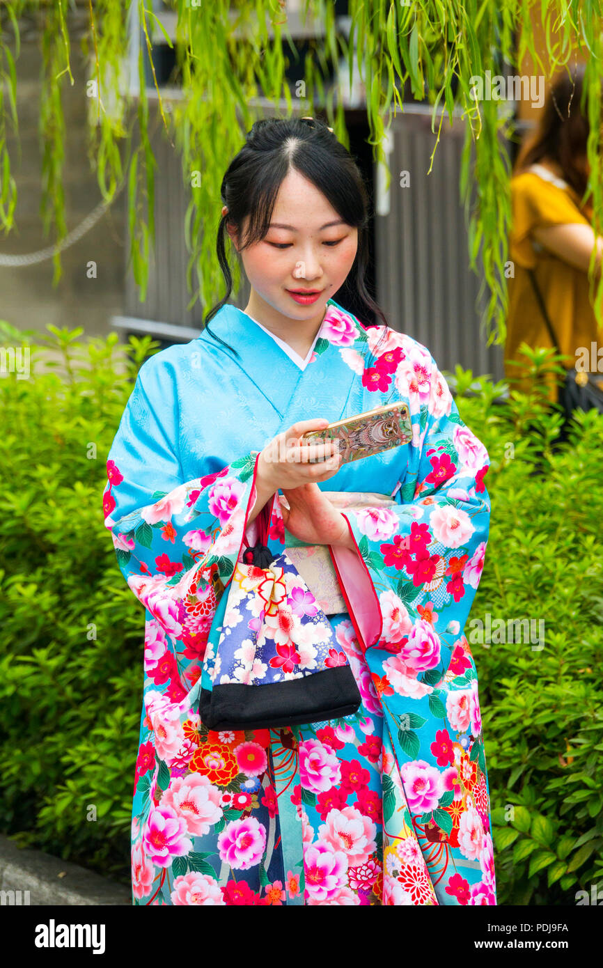 Femme japonaise en kimono traditionnel qui pose pour photo selfies à Kyoto  au Japon Photo Stock - Alamy
