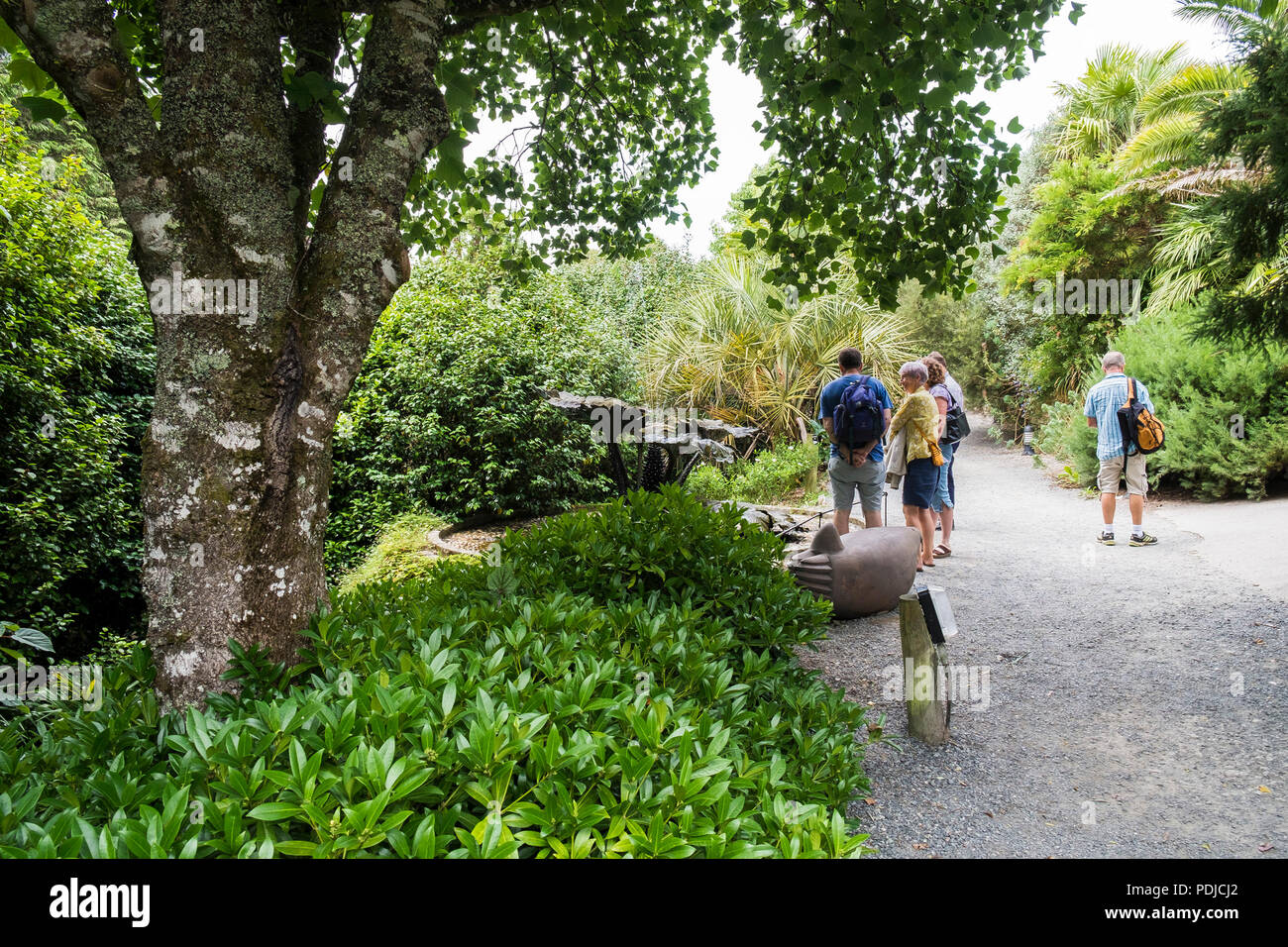 Les visiteurs bénéficiant d'une visite de Trebah Garden à Cornwall. Banque D'Images