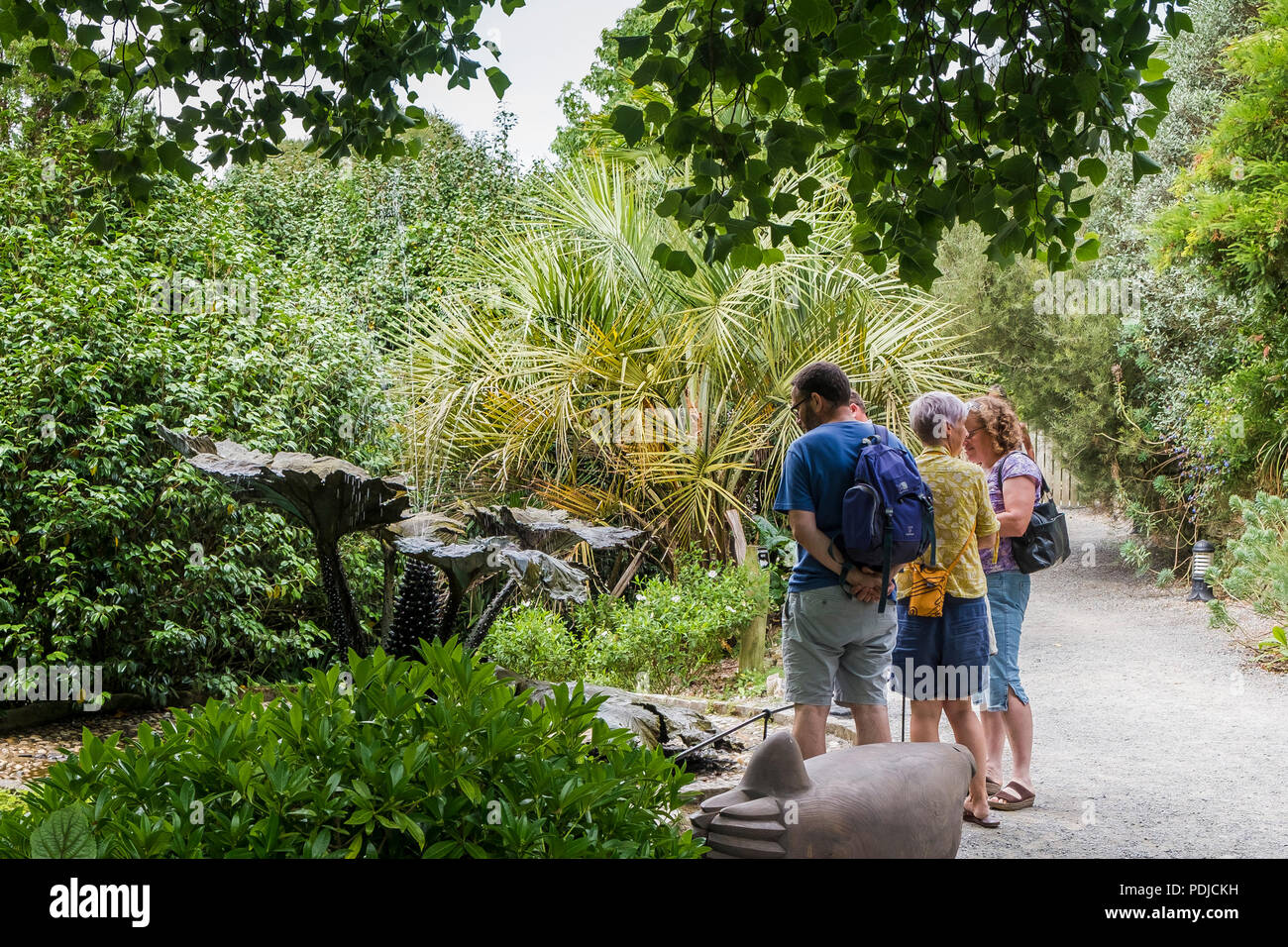 Les visiteurs profiter de leur visite à Trebah Garden à Cornwall. Banque D'Images
