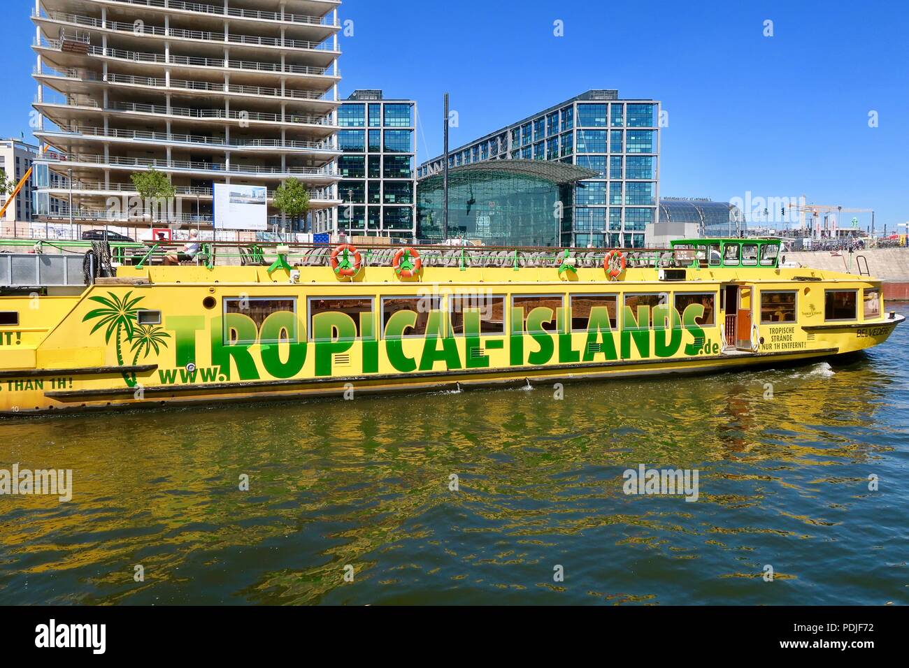 Berlin, Allemagne. Chaude journée d'août 2018. Les îles tropicales river bateau de croisière sur la Spree à des températures tropicales. Banque D'Images