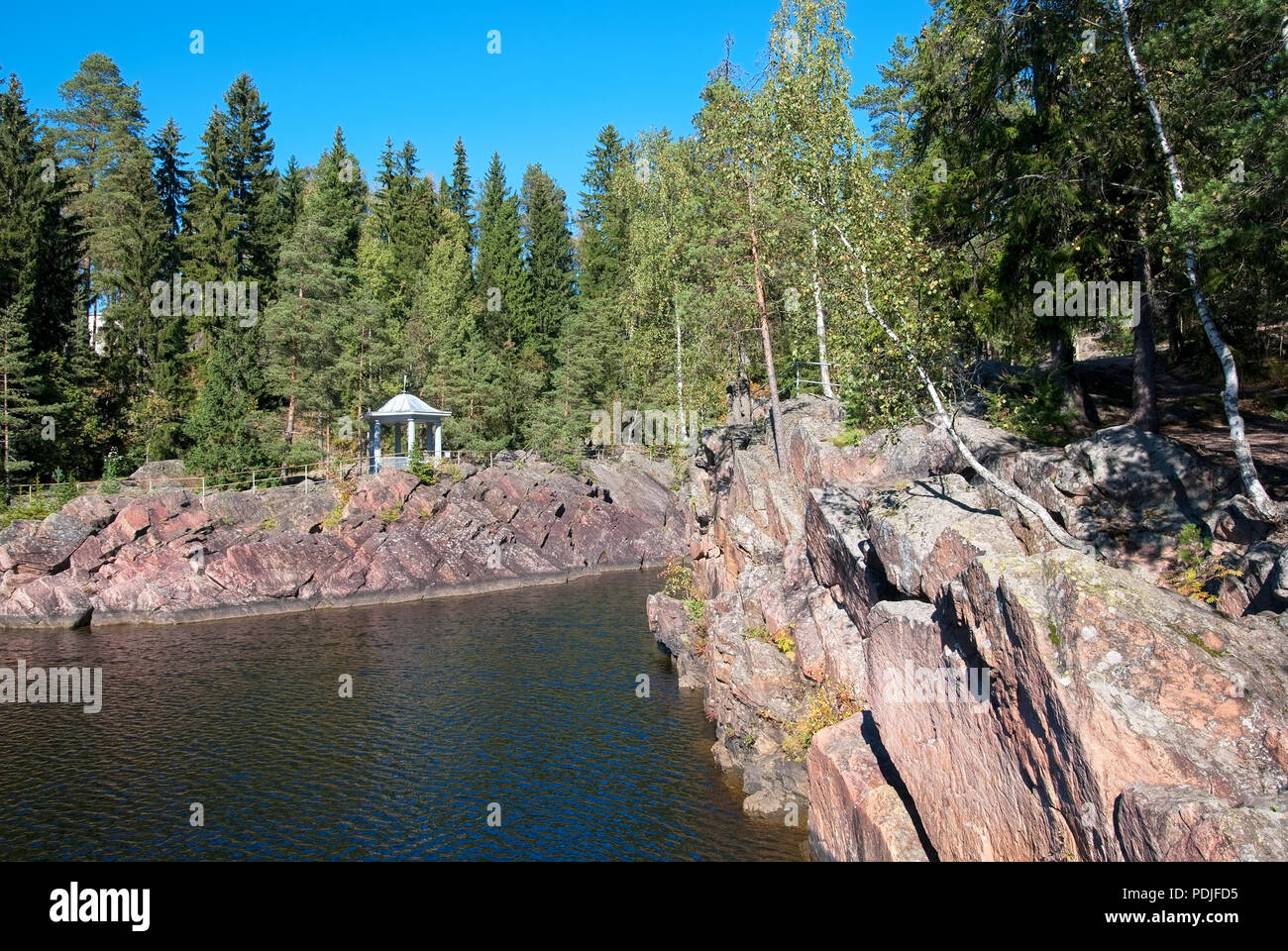 Imatra. La Finlande. Pavillon, sur la rive de la rivière Vuoksi. Sur le côté droit est Kruununpuisto Park. Banque D'Images