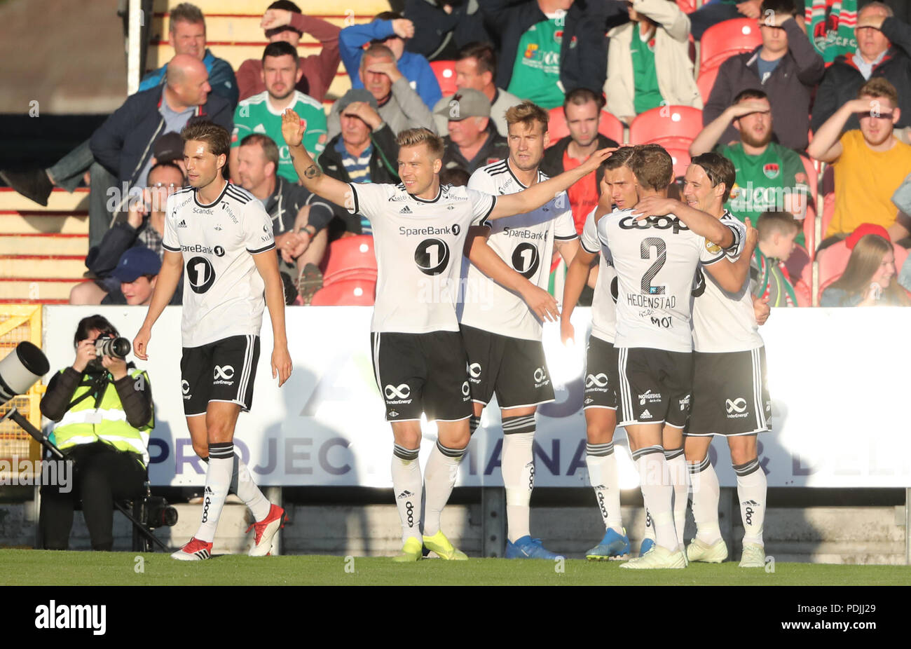 Le Rosenborg Jonathan Levi célèbre son but au cours de l'UEFA Europa League en troisième tour de qualification, premier match à manches gigot Cross, le liège. Banque D'Images