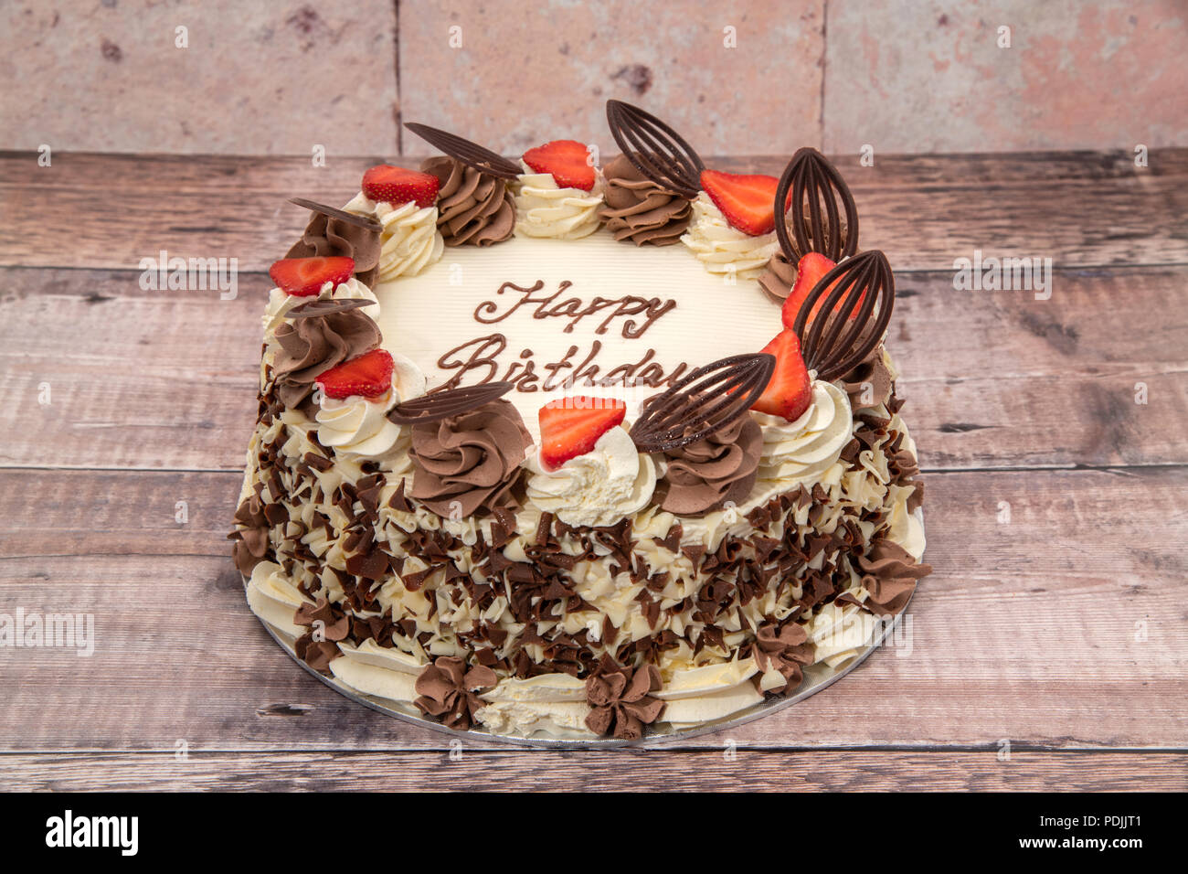 Gateau D Anniversaire Recouvert De Creme Fraises Et Chocolat Photo Stock Alamy Gateau D Anniversaire Recouvert De Creme Fraises Et Chocolat Photo Stock Alamy