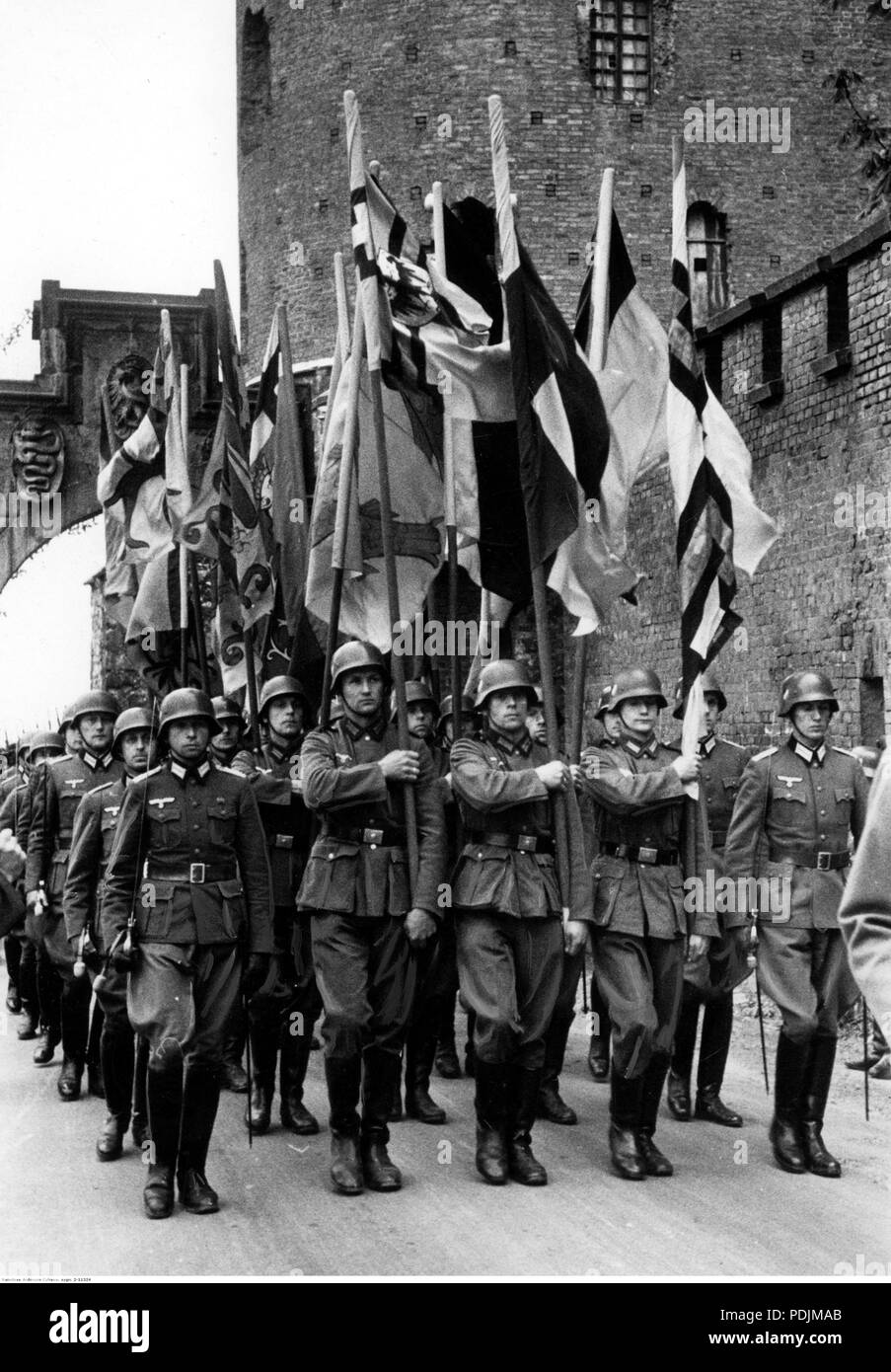 377 soldats de la Wehrmacht avec bannières teutoniques, Château du Wawel 1940 Banque D'Images