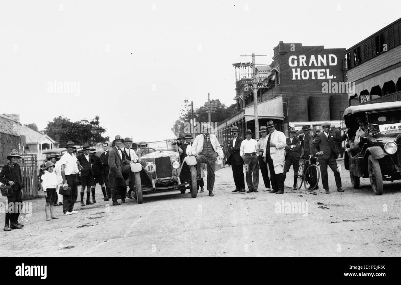 Rallye de voitures 31 participants dans la rue devant le Grand Hôtel Mount Morgan ca. 1925 Banque D'Images