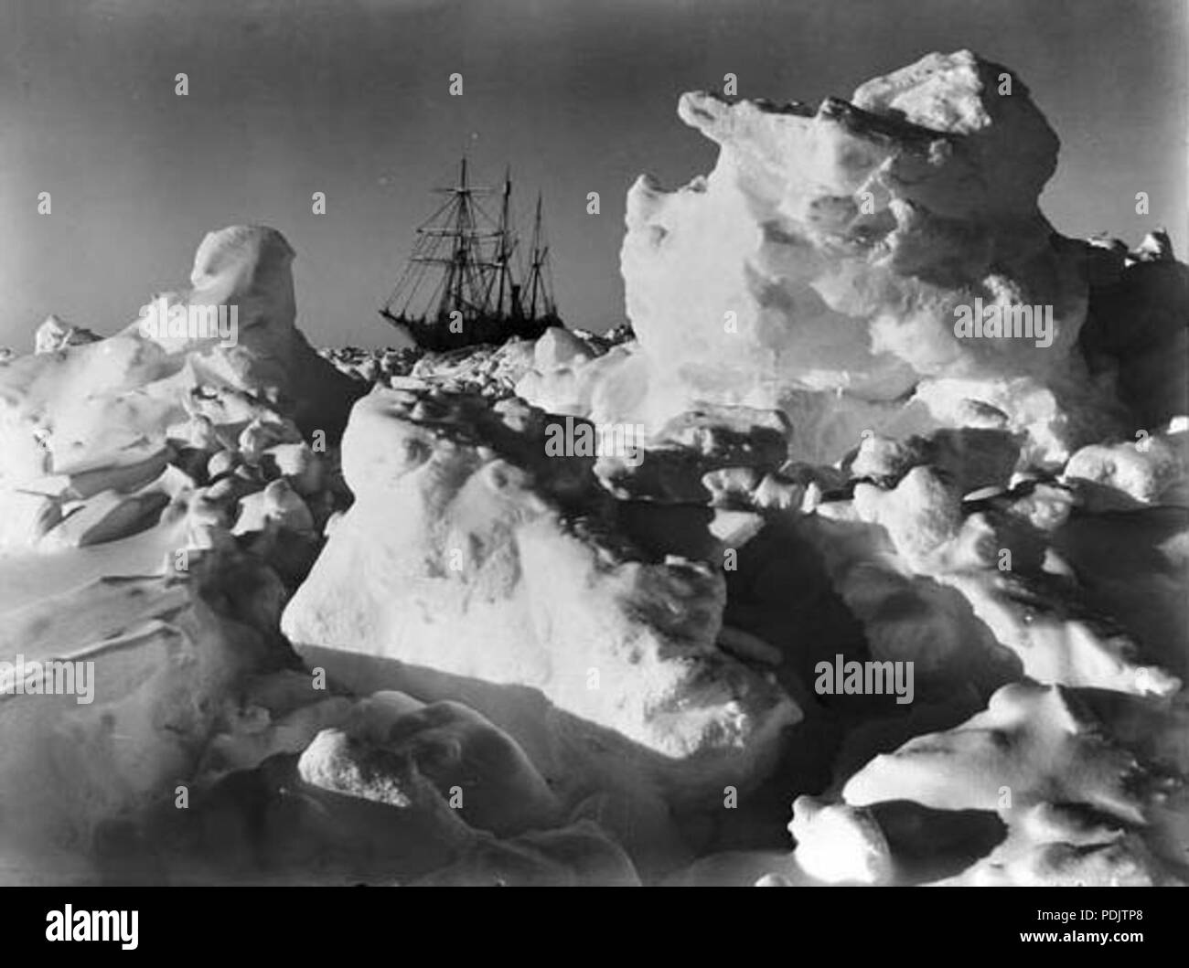 43 L'Endurance pris dans les glaces Banque D'Images 43 L'Endurance pris dans les glaces Banque D'Images