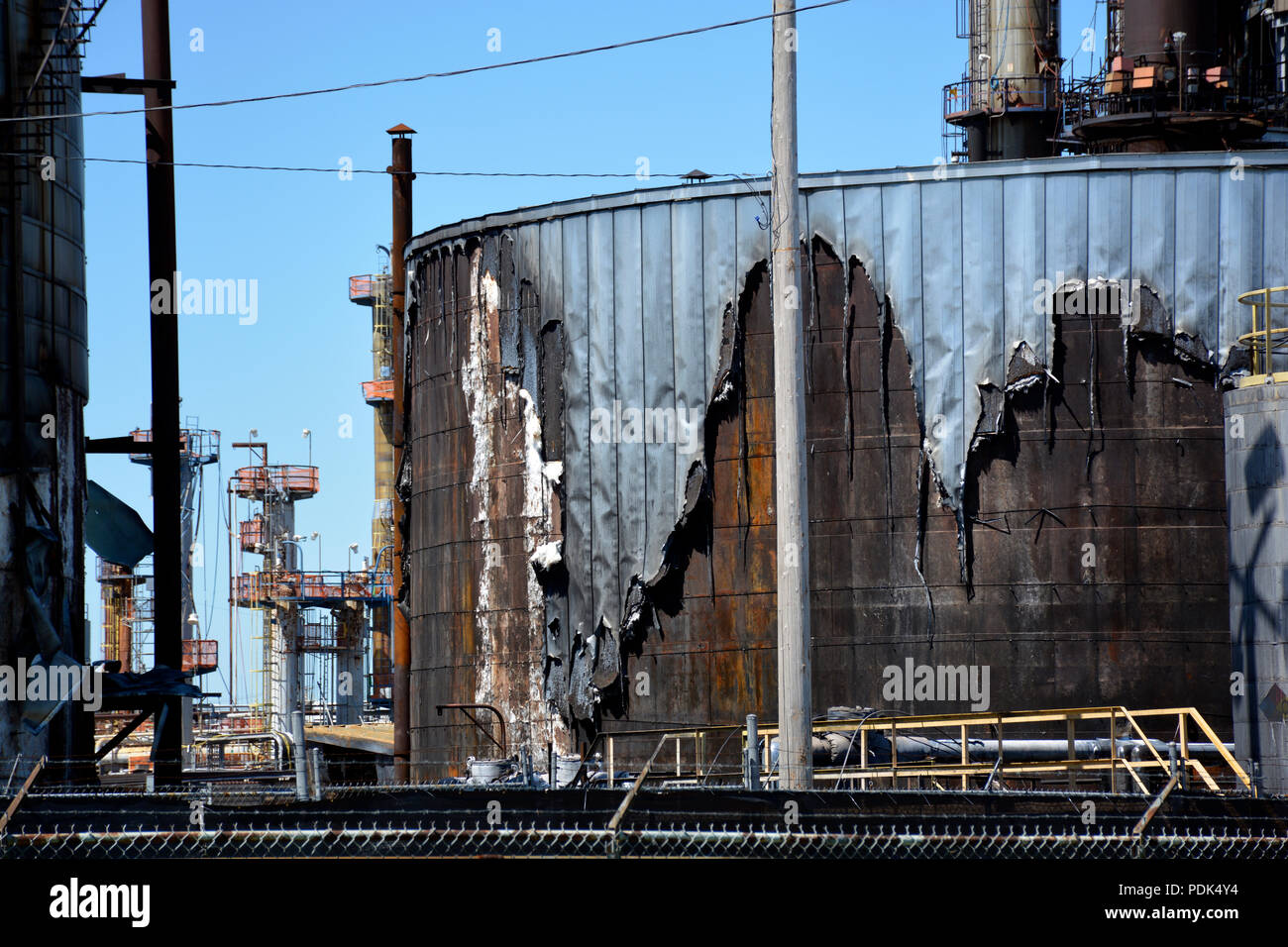 Oil gas tank explosion Banque de photographies et d’images à haute ...