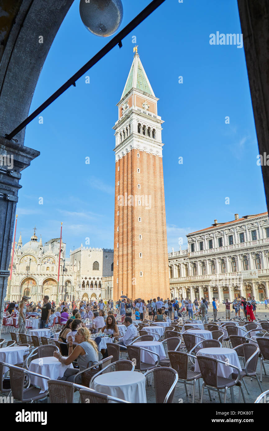 La place Saint Marc avec son tableau avec les gens et les touristes vu de l'arcade, ciel bleu dans une journée ensoleillée en Italie Banque D'Images