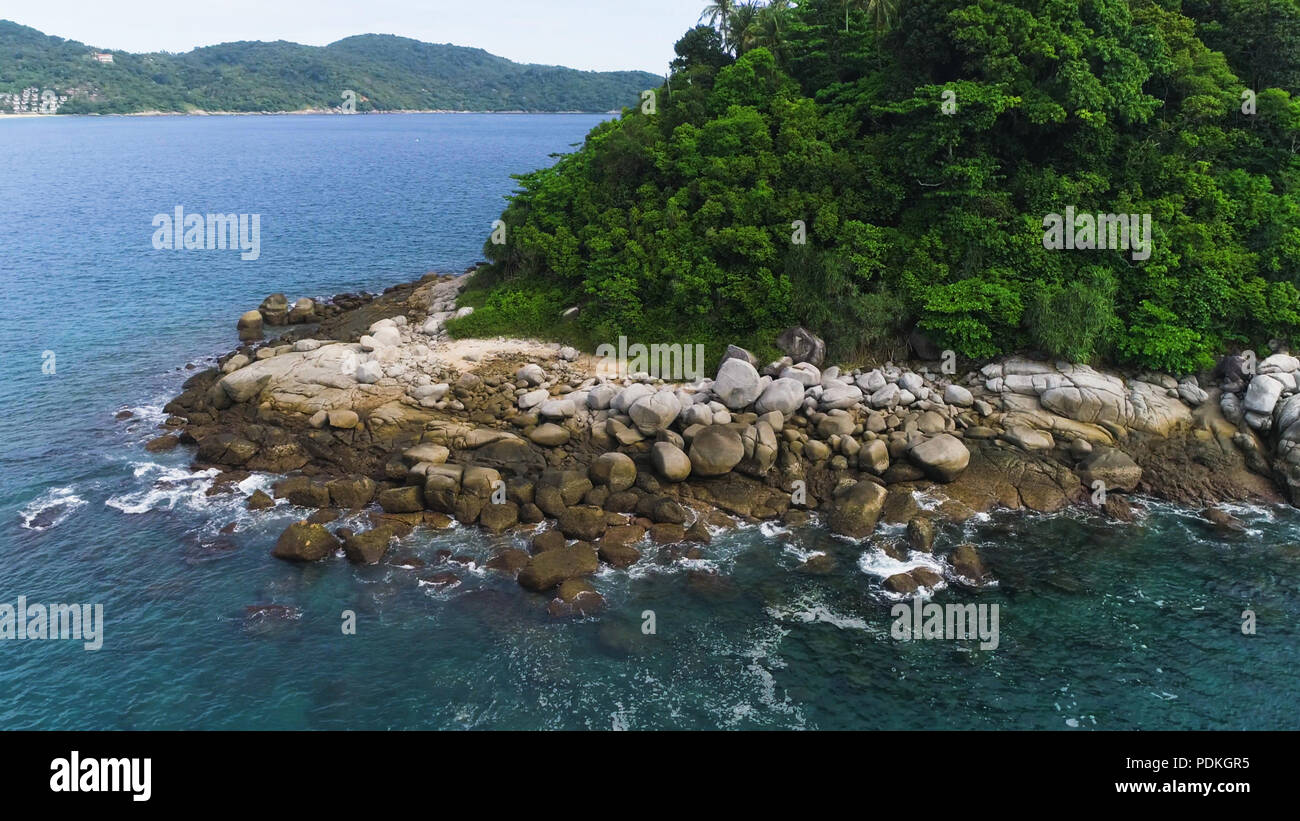 Drone abattu des palmiers et la mer turquoise de l'eau dans desert Ko Pu) à Phuket, Thaïlande Banque D'Images