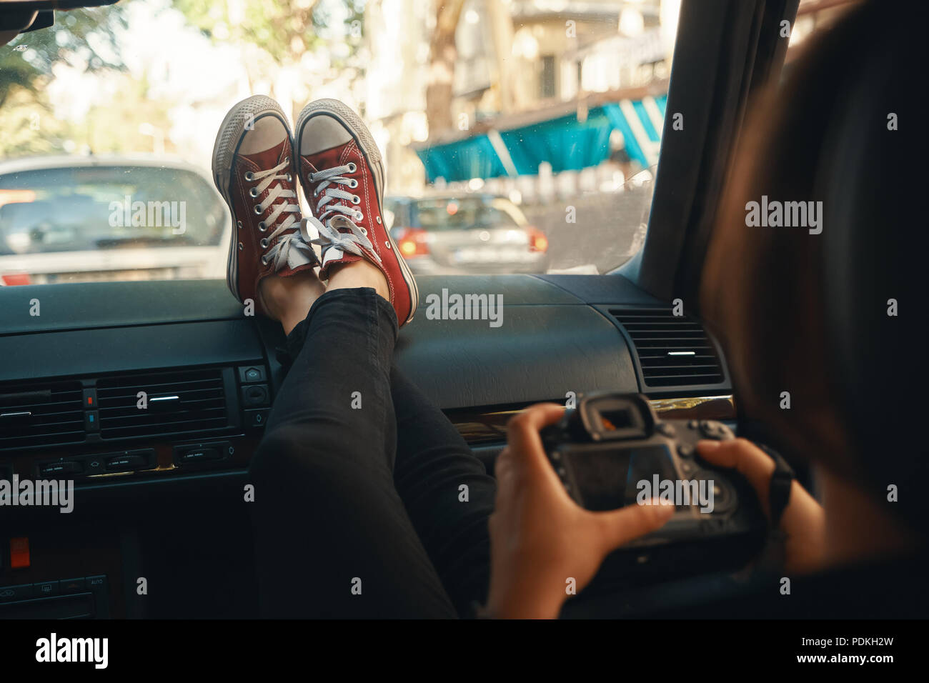 Femme moderne, de tourisme de détente photographe dans la voiture avec une Banque D'Images