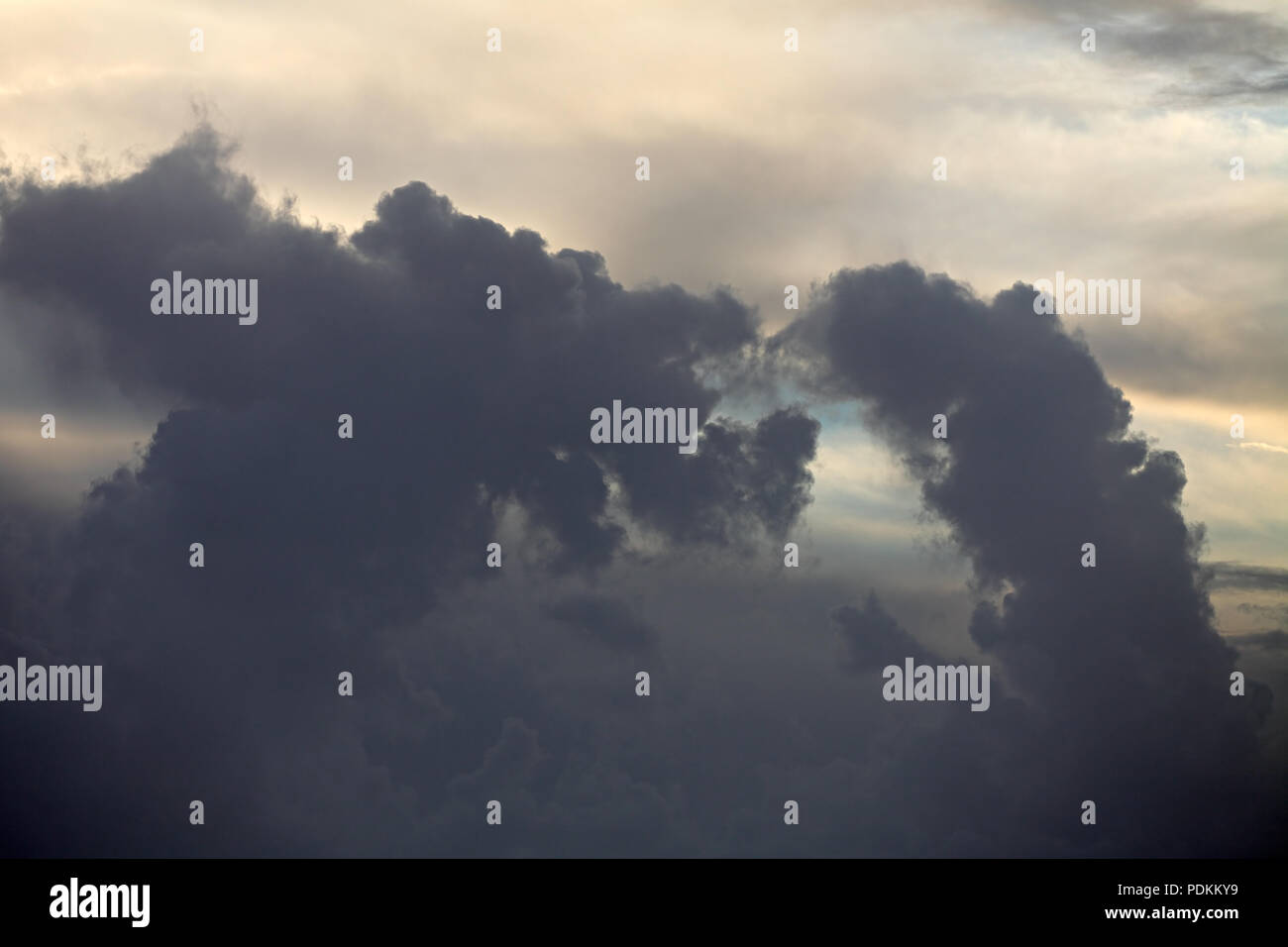 Avant le coucher du soleil et pluie nuages storm Banque D'Images