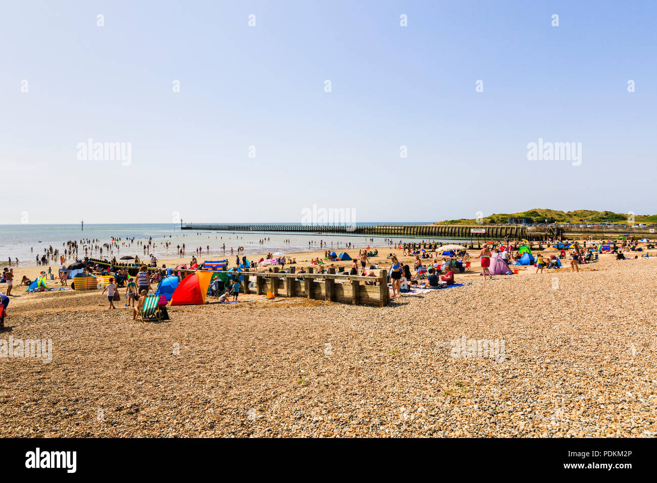La plage de l'Est bardeaux à Littlehampton, une petite station balnéaire sur la côte sud dans la région de West Sussex, UK en été envahi par les vacanciers Banque D'Images