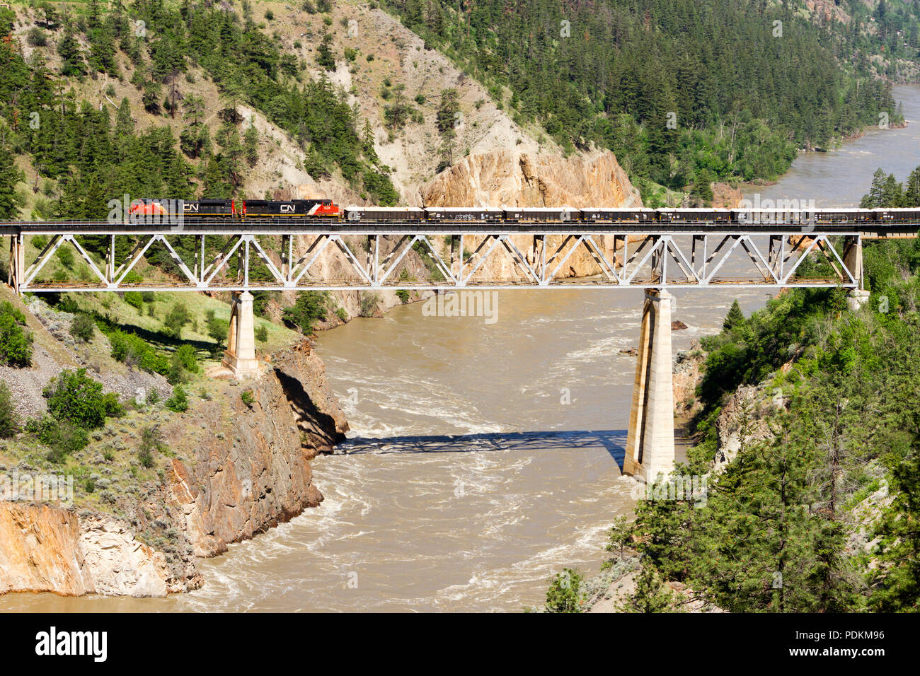 Lillooet, British Columbia, Canada - le 14 mai 2018 : UNE CN (Canadien National) frieght train traversant un pont sur le fleuve Fraser à Lillooet, British Banque D'Images