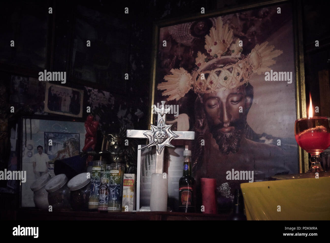 La magie noire Brujos ou sorciers, à Catemaco, Veracruz. Entouré d'animaux séchées, bougies et autres objets d'artisanat en noir sorcière Catemaco, Mexique. Banque D'Images