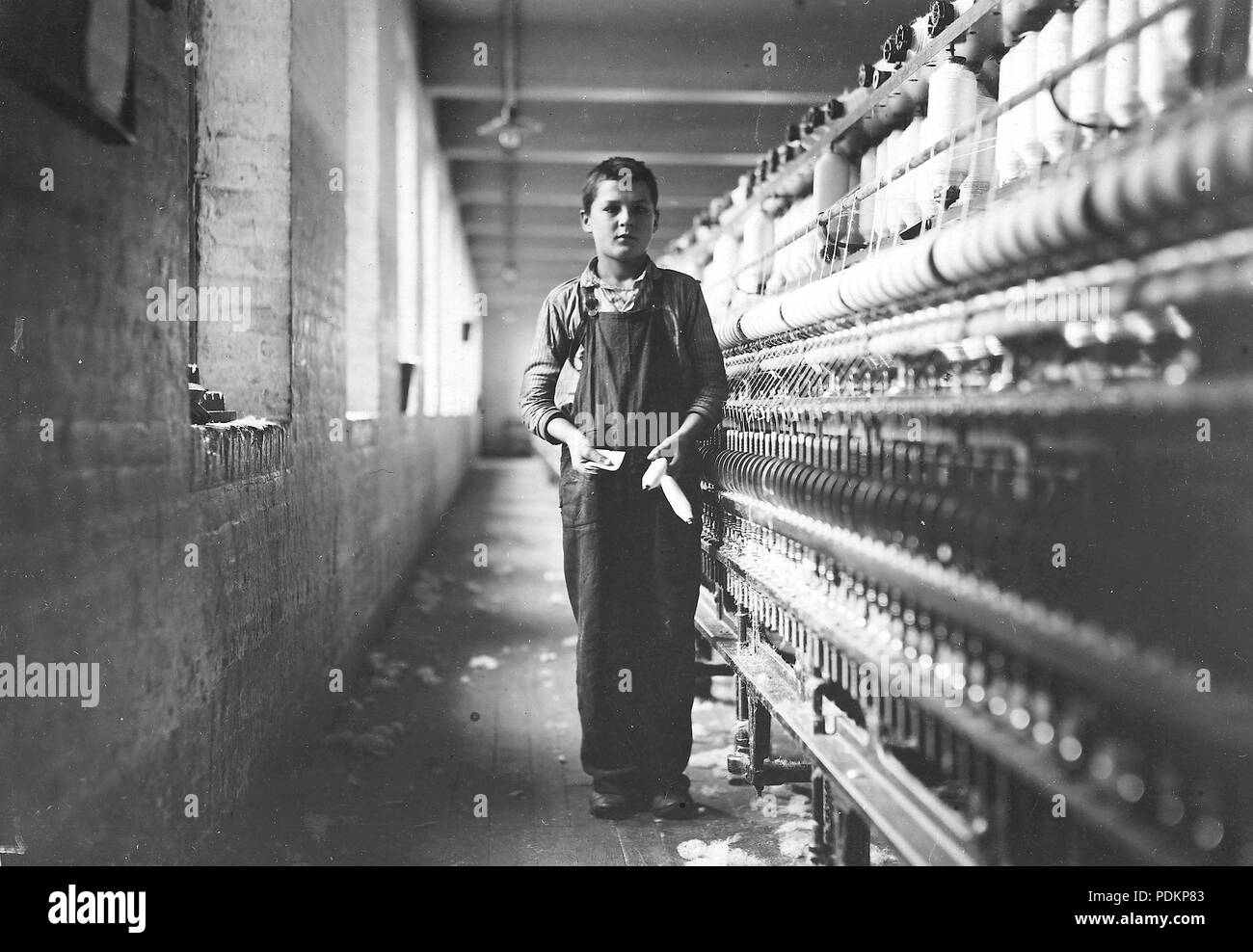 Soccha Tony, un jeune garçon de la canette, il y a travaillé un an. Chicopee, Masse, Novembre 1911 Banque D'Images