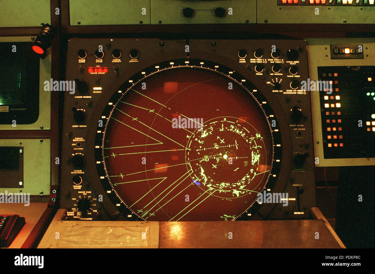 Une vue rapprochée de l'affichage radar courte portée à l'intérieur de l'Air Route Traffic Control Berlin Installation à l'aéroport Central Templehof. Le mécanisme est géré par les membres de l'Escadron des systèmes d'information 1946th. Banque D'Images