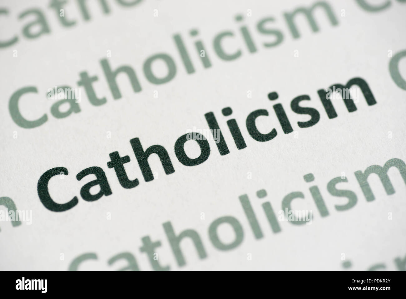 Le Catholicisme de mots imprimés sur papier blanc macro Banque D'Images