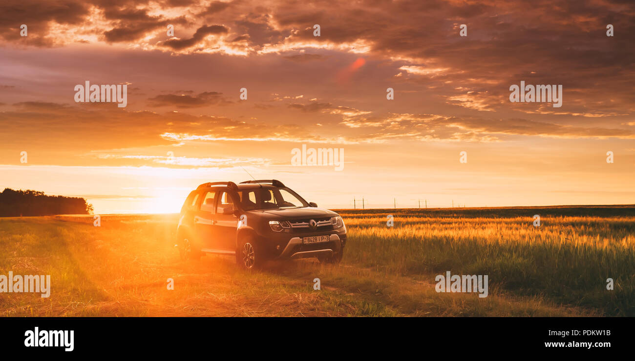 Gomel, Bélarus - Juin 22, 2018 : voiture Renault Duster ou Dacia Duster Suv dans la route à travers champs de blé d'été à l'heure du coucher du soleil magnifique. Duster Produit Inscrivez-vous Banque D'Images