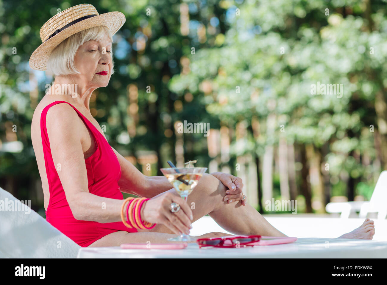 La retraite réussie woman wearing red maillot avoir reste Banque D'Images