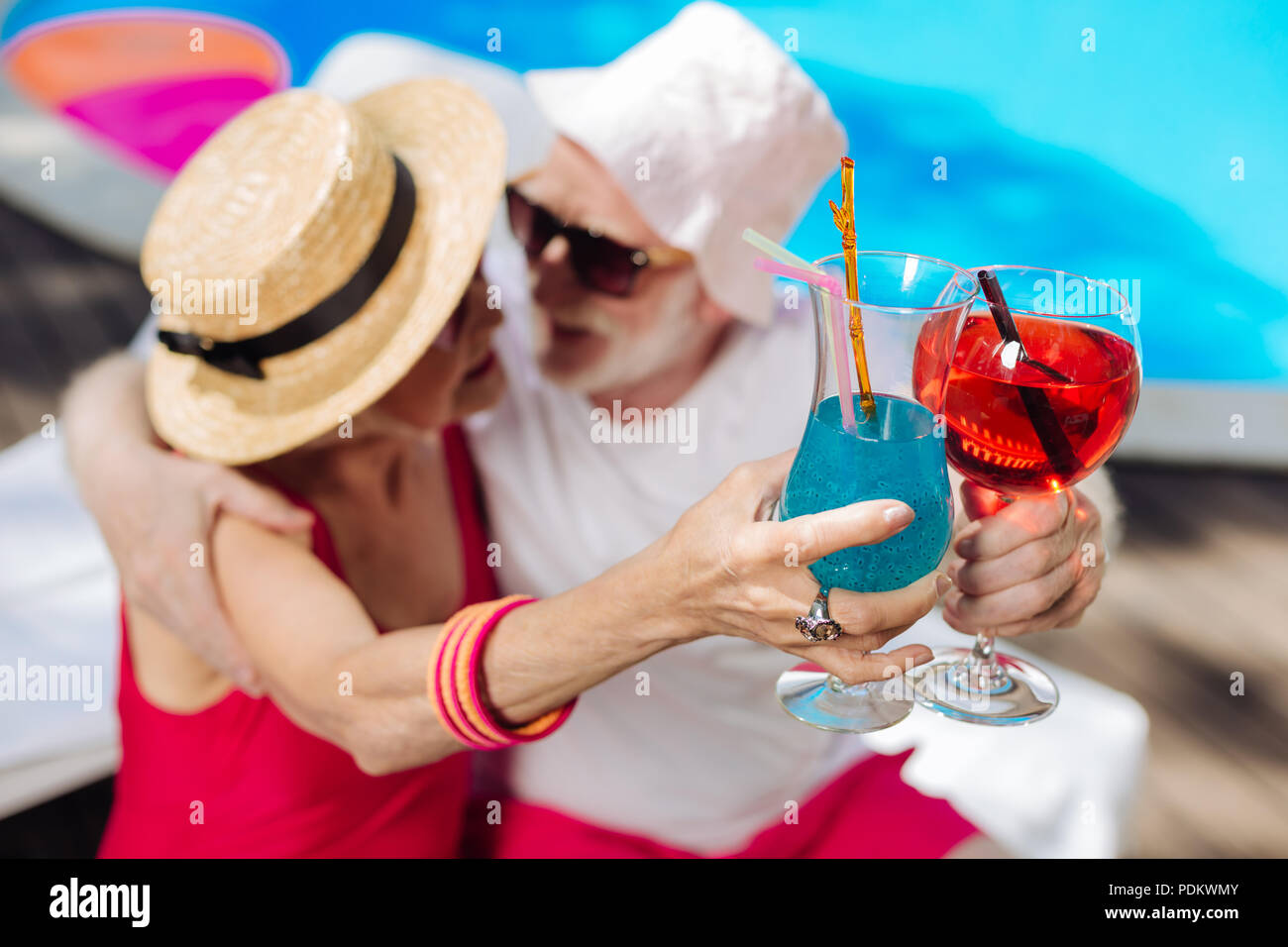 Couple de retraités heureux de boire des cocktails d'été froide Banque D'Images