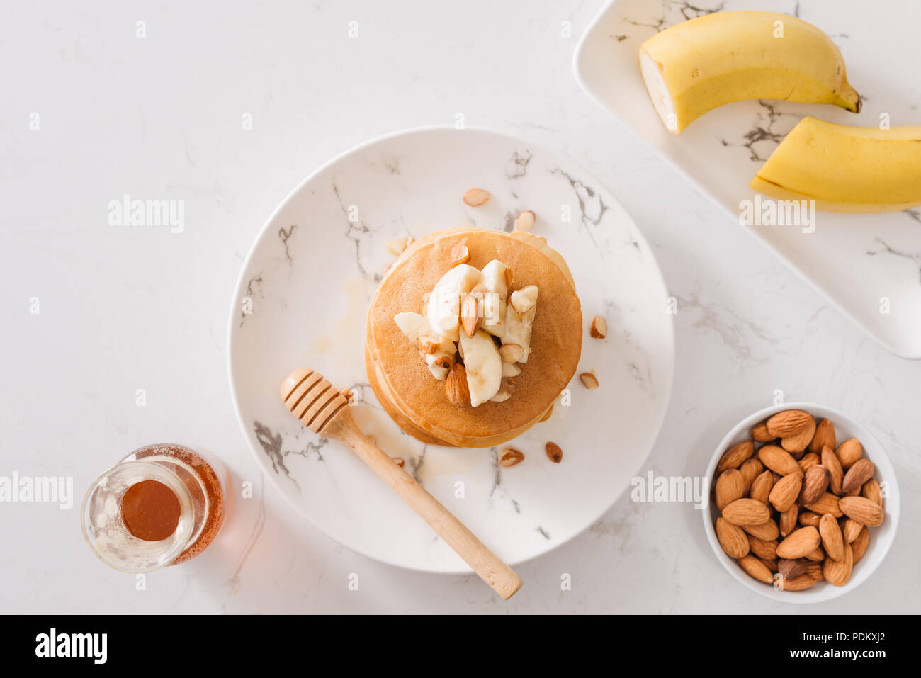 Cajou banana pancakes aux bananes et sauce caramel salé. la mise au point sélective tonifiant. Banque D'Images