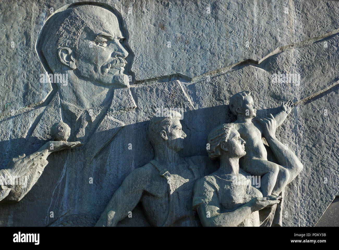 Au Monument des conquérants de l'espace, la statue de Lénine avec les citoyens soviétiques symbolique a été faite par le sculpteur Andrey Faydish-Krandiyevskiy. Banque D'Images