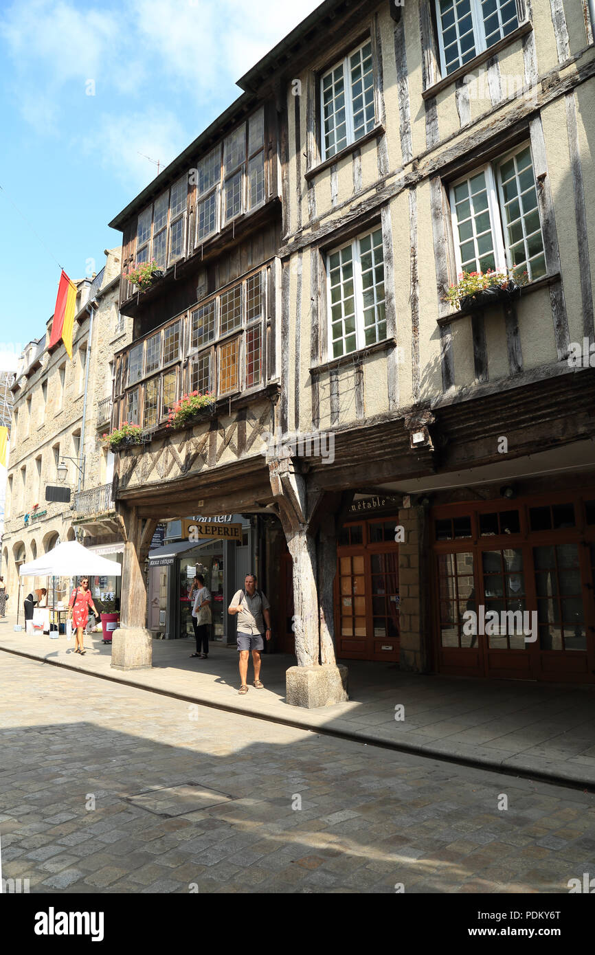 Vue sur la rue des bâtiments médiévaux et rue pavée de la rue de la Chaux, Dinan, Côtes d'Amor, Bretagne, France Banque D'Images