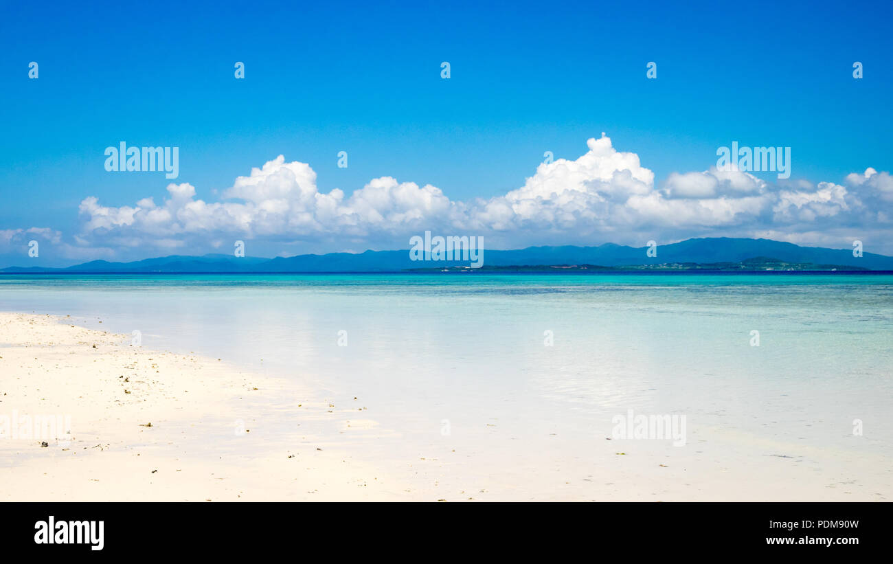 Sable de corail blanc et d'eaux turquoises sur Kondoi Beach, Île Taketomi Island (Île Taketomi-jima), îles Yaeyama, Okinawa Prefecture, Japan. Banque D'Images