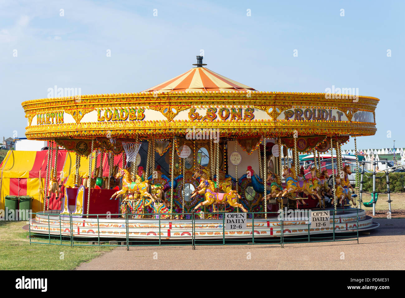 Carrousel pour enfants sur la plage, promenade, Southwold, Suffolk, Angleterre, Royaume-Uni Banque D'Images
