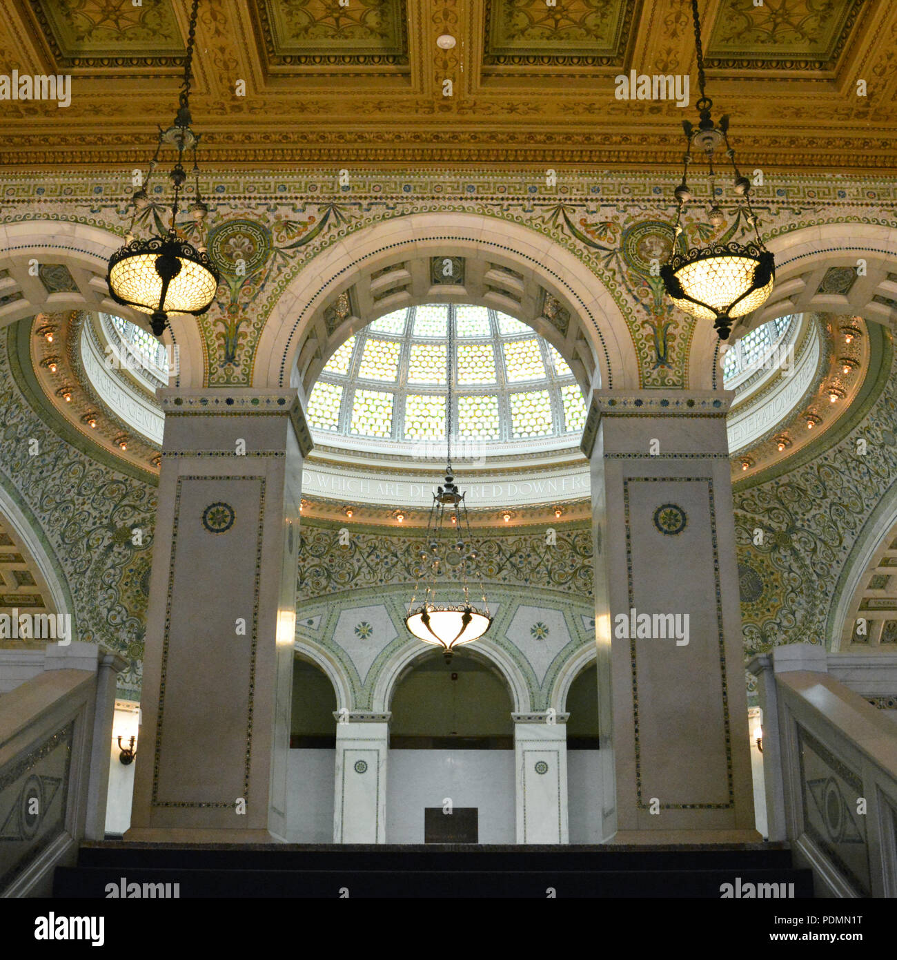 Ouvert en 1897, la première bibliothèque publique, le Centre culturel de Chicago Bradley Hall dispose de chambres élégantes et de mosaïque de marbre plus grand dôme en verre Tiffany Banque D'Images