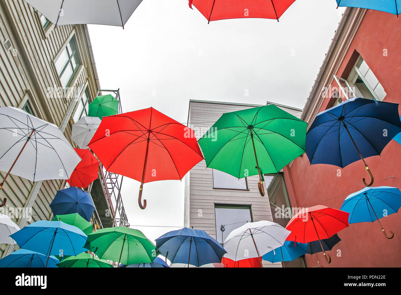 Un certain nombre de parapluies colorés suspendus comprennent une installation à Bergen, Norvège. Banque D'Images