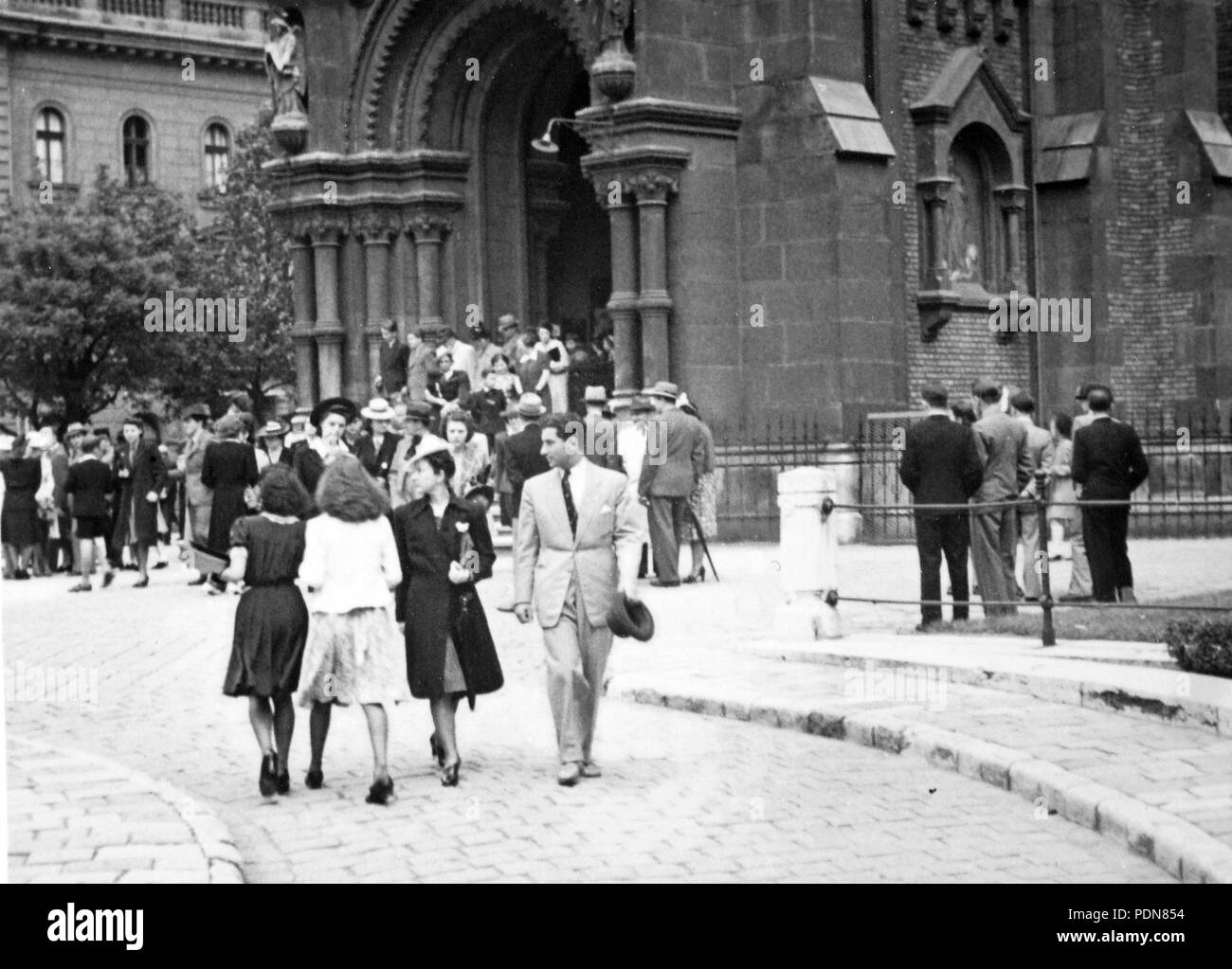 122 az Emberek Assisi Szent Ferenc-plébániatemplom kapujánál. Fortepan 12094 Banque D'Images