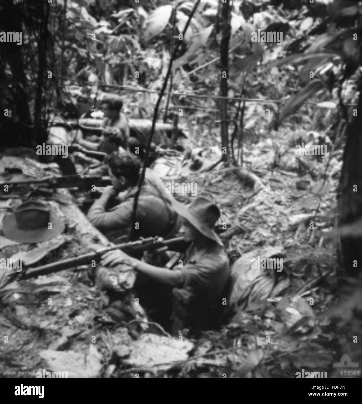 4 2 5e Bn FIA gun fosses en Guinée Août 1943 Banque D'Images