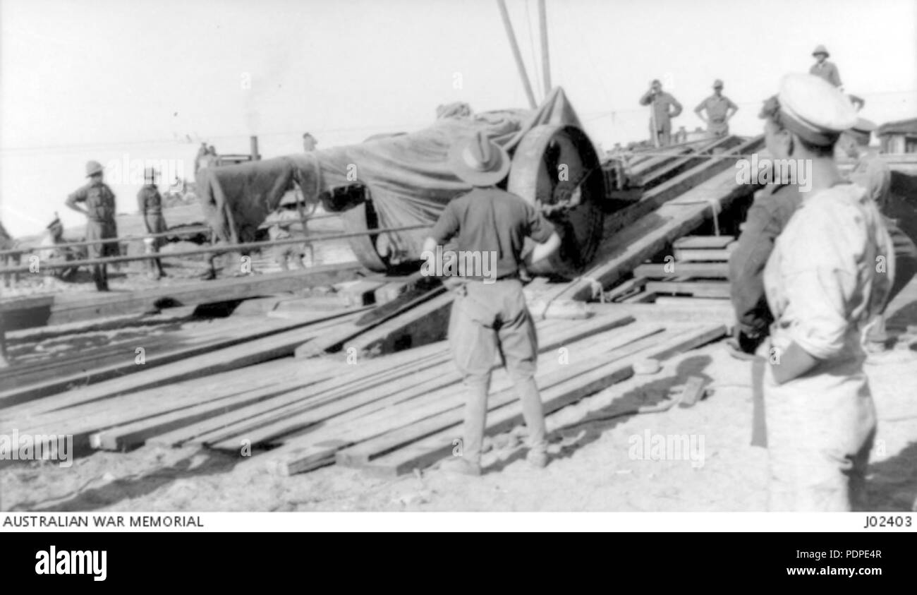 6 canon de 4,7 pouces à l'atterrissage à Anzac 11 juillet 1915 AWM J02403 Banque D'Images