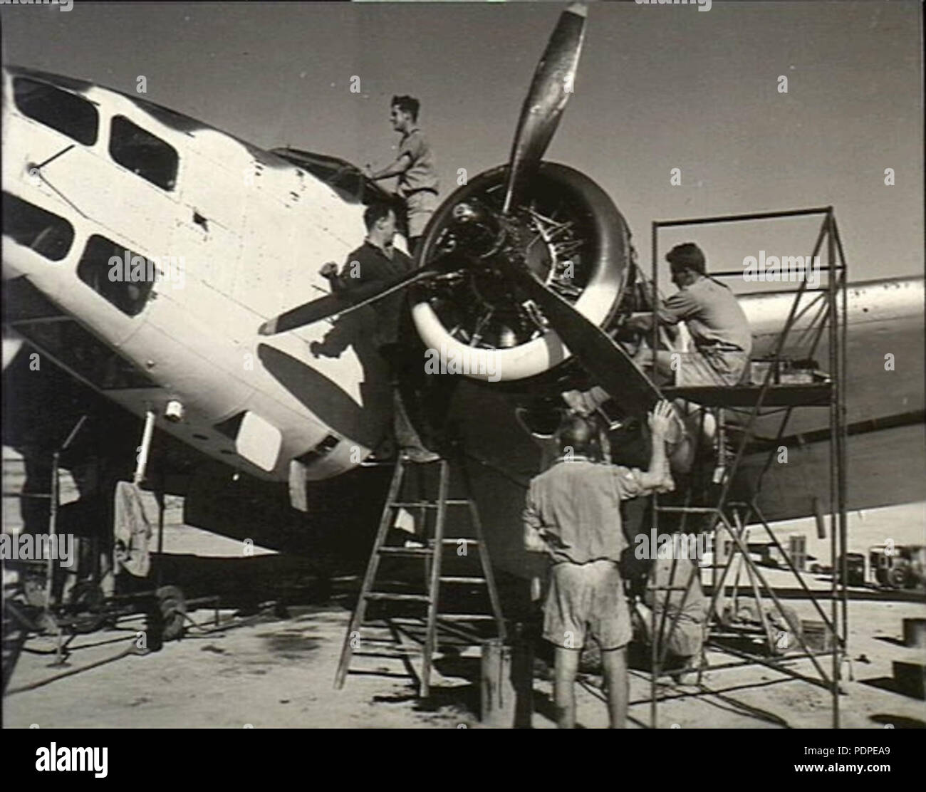 6 459 Squadron RAAF entretien Hudson Gambut 1944 AWM BAM0115 Banque D'Images