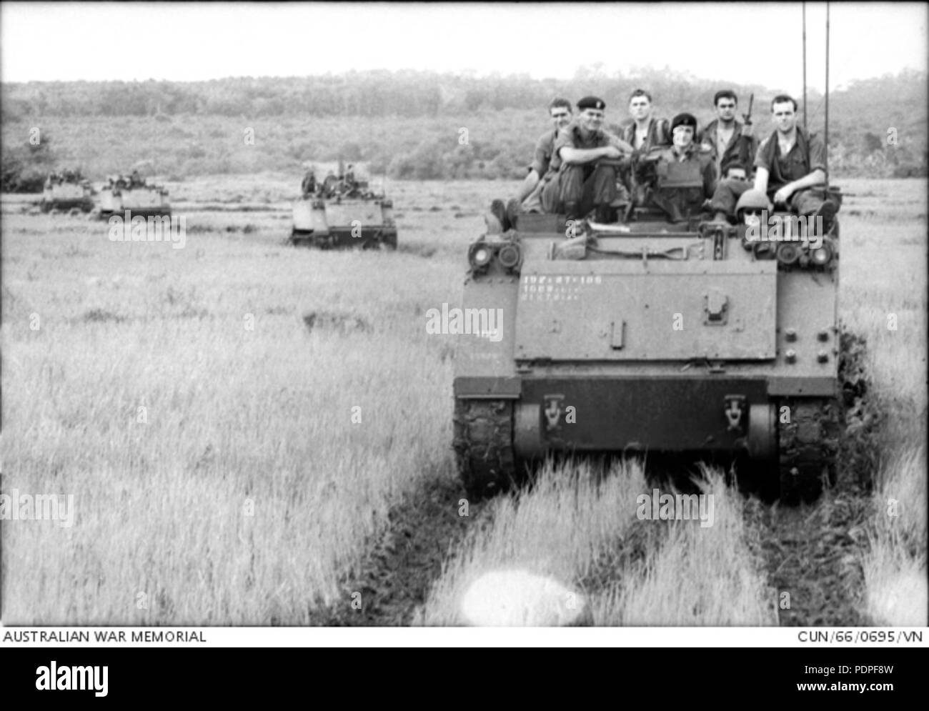 18 soldats australiens à bord de véhicules durant l'opération Smithfield (AWM CUN660695VN) Banque D'Images