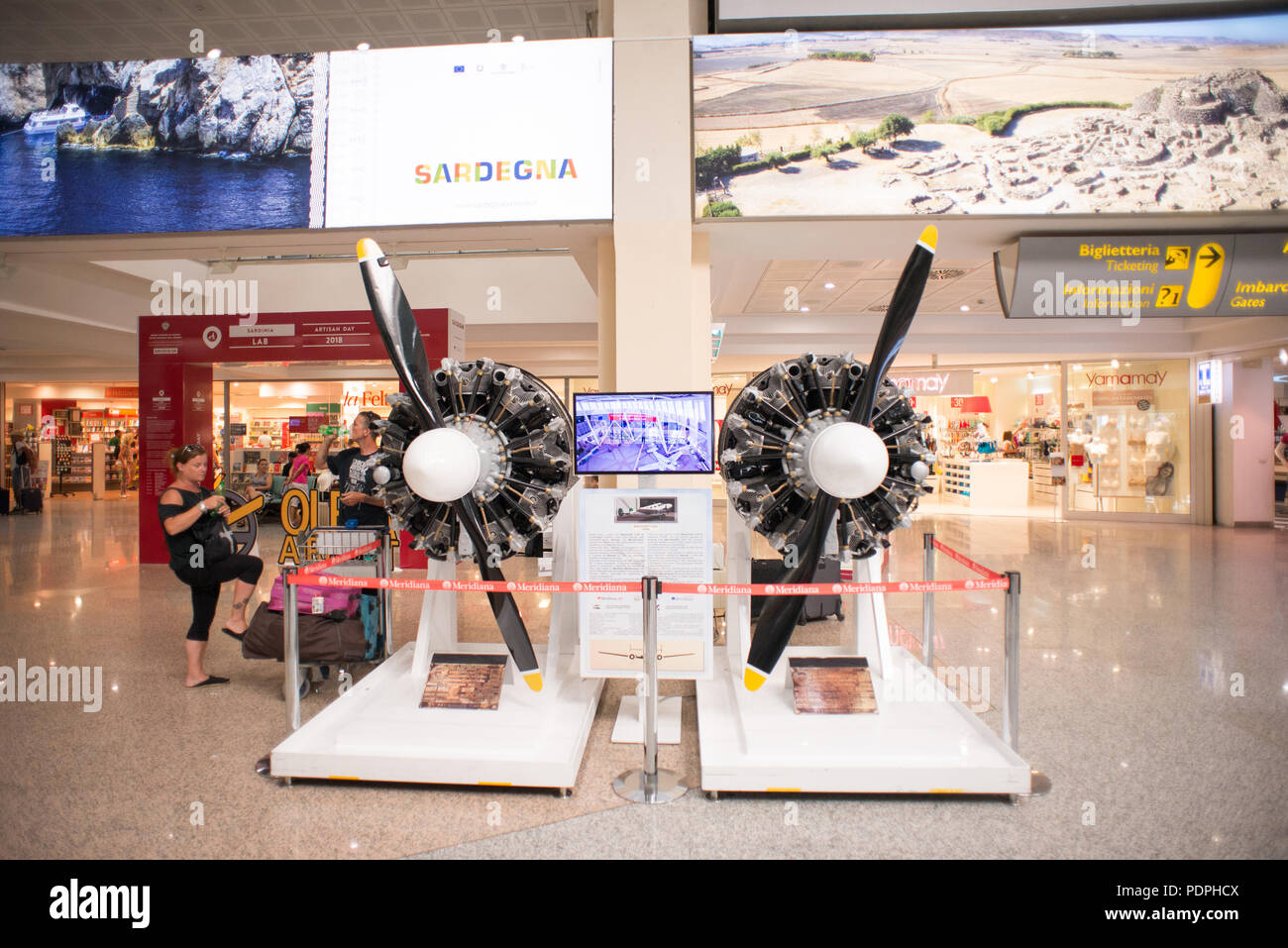 L'Aéroport Costa Smeralda, Olbia, Sardaigne, Italie - 14 juillet 2018 : Hall de l'Aéroport Costa Smeralda à Olbia avec deux moteur d'avion. Banque D'Images