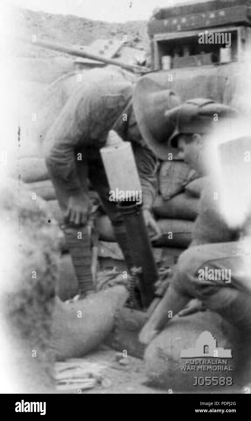 Tir de mortier de 45 Japonais avant l'évacuation de l'ANZAC 1915 AWM J05588 Banque D'Images