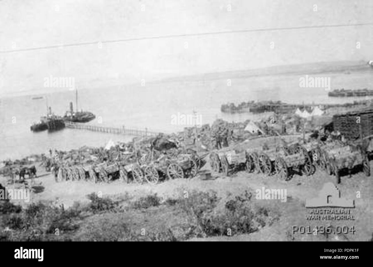 53 Armes à feu étant évacués de North Beach Gallipoli 1915 P01436.004 Banque D'Images