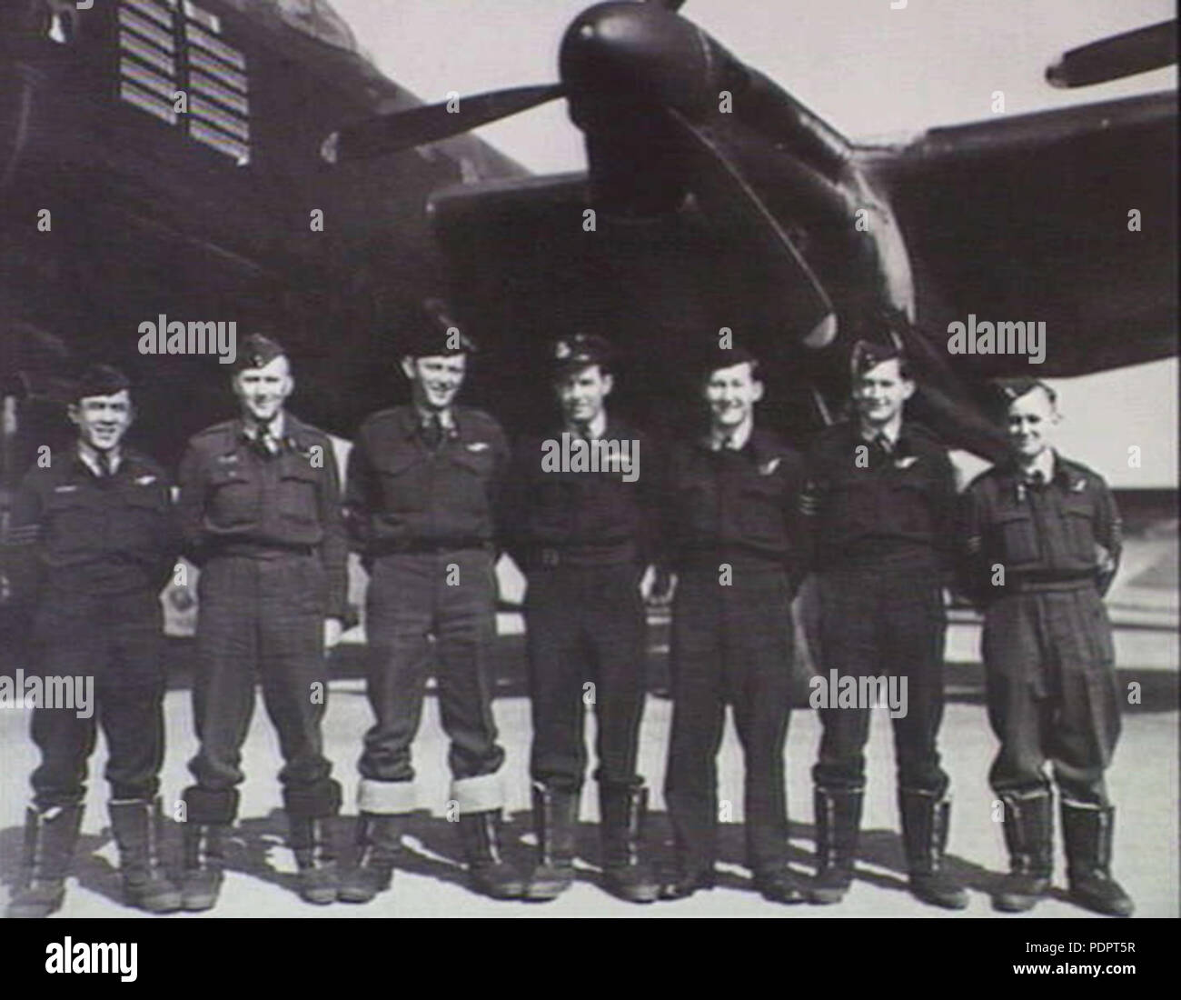 7576 L'équipage de l'Escadron RAF Lancaster Fiskerton 1945 AWM P00811.023 Banque D'Images