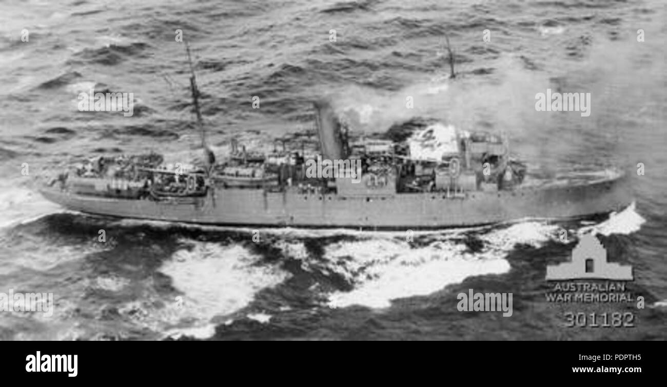 10 Photo aérienne du HMAS Platypus Jan 1945 AWM 301182 Banque D'Images