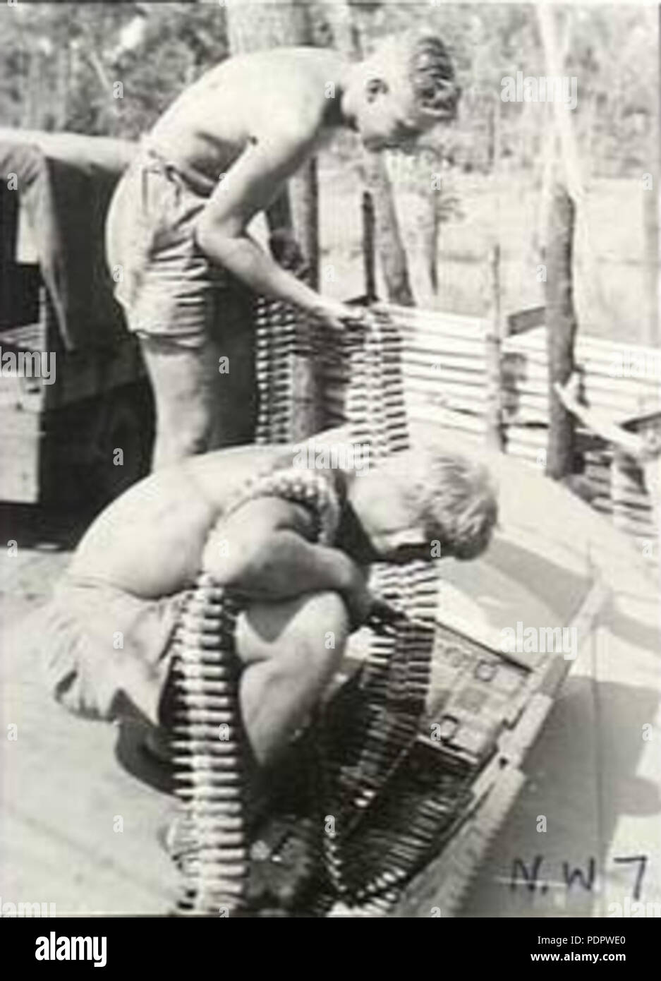 14 l'armement de l'Escadron 76 RAAF P-40 Strauss NT Jan 1943 AWM NWA0007 Banque D'Images