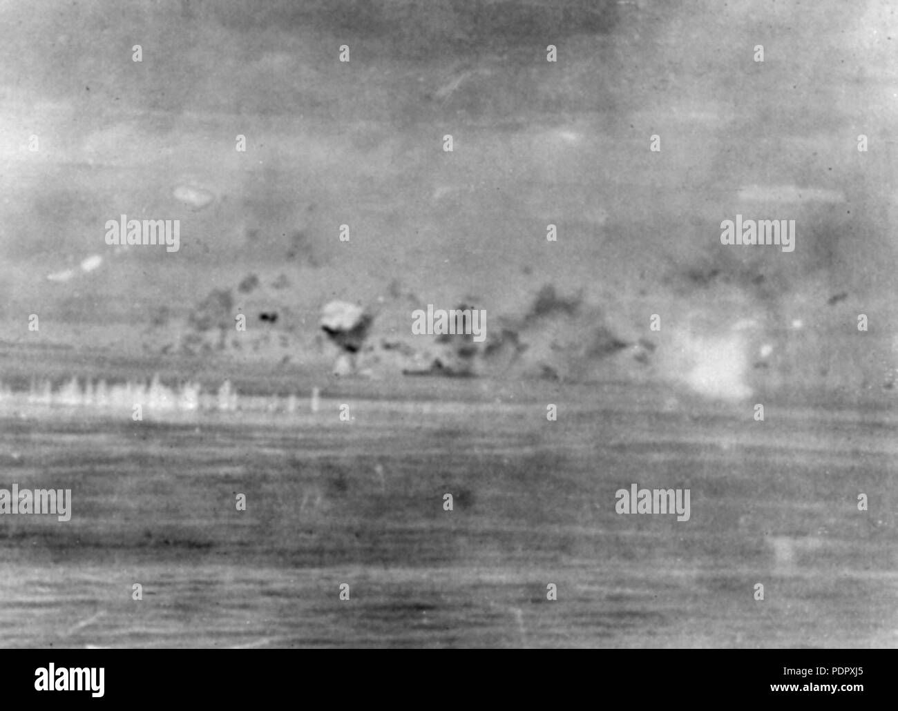 26 Des bombes explosent autour de Guadalcanal 1942 destroyer off Banque D'Images