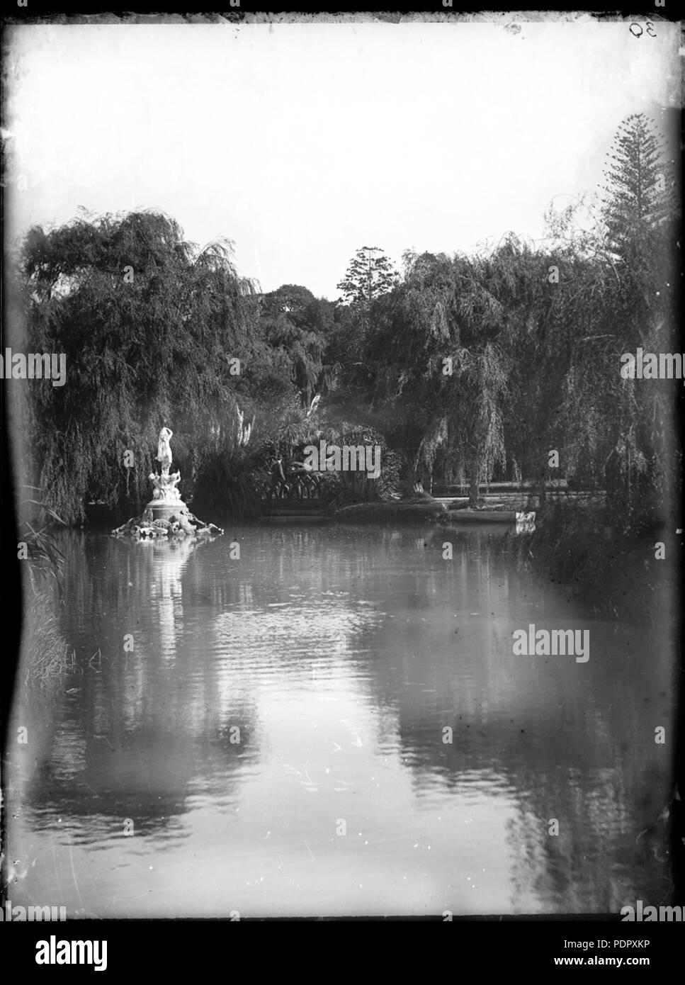 Jardin Botanique parc 26-scène avec la sculpture de l'article fille dans le lac (3230390000) Banque D'Images Jardin Botanique parc 26-scène avec la sculpture de l'article fille dans le lac (3230390000) Banque D'Images