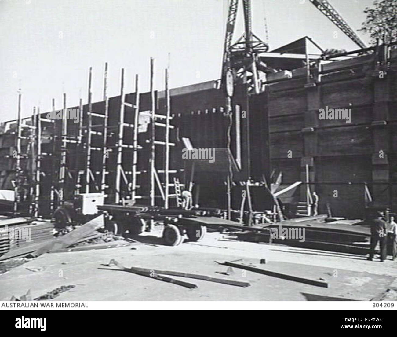 27 BRISBANE, QLD. C.1942. Le DOCK GATE EN CONSTRUCTION DANS LA CALE SÈCHE CAIRNCROSS inachevé. (COLLECTION HISTORIQUE DE LA MARINE) Banque D'Images